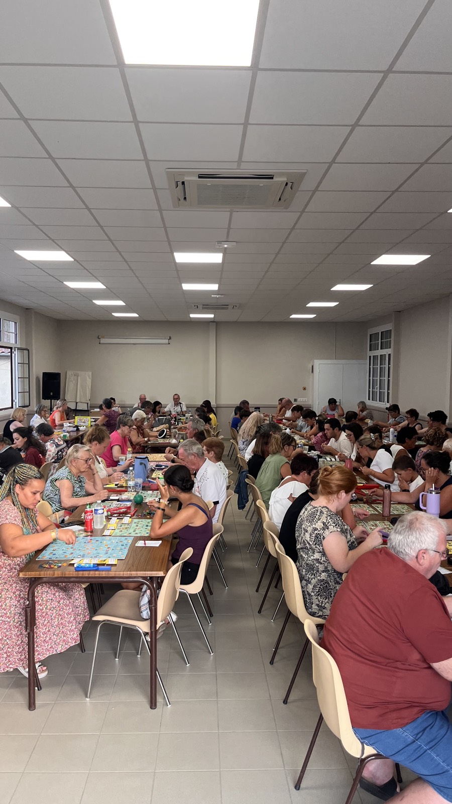 Une salle remplie de joueurs de loto attablés